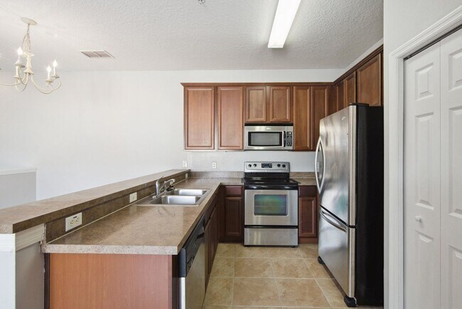 Building Photo - 2 Bedroom townhome in Kissimmee