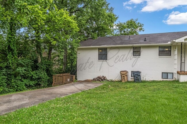 Building Photo - Charming Two Bedroom in Triplex in Goodlettsville!