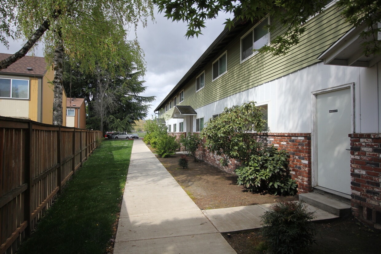 414 E 9th St, Newberg, OR 97132 Apartments in Newberg, OR