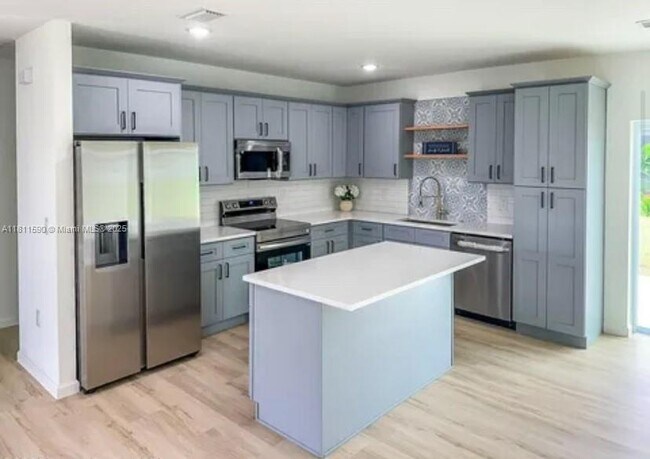 Foto del edificio - 3214 Topsey Ave SE