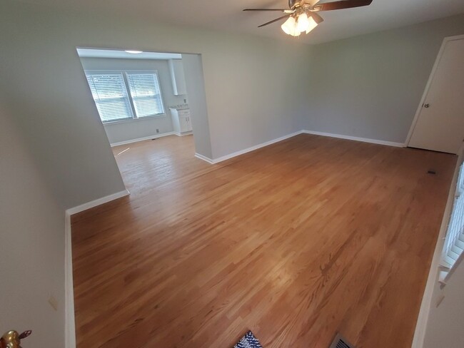 Building Photo - COMING SOON! - beautifully remodeled 3BR/1...