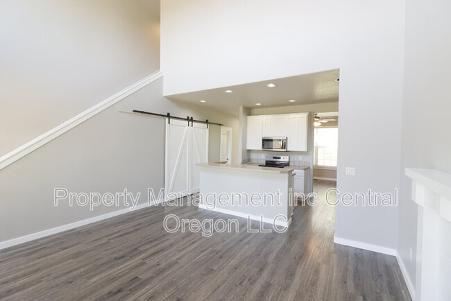 Building Photo - 1432 NW Spruce Ct