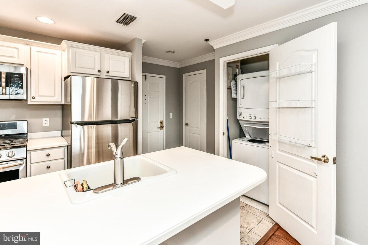 Foto principal - 1050 N Stuart St