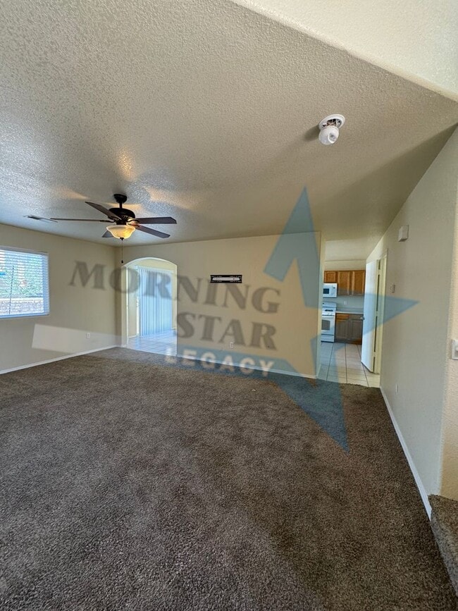 Building Photo - LARGE 4 bed home!
