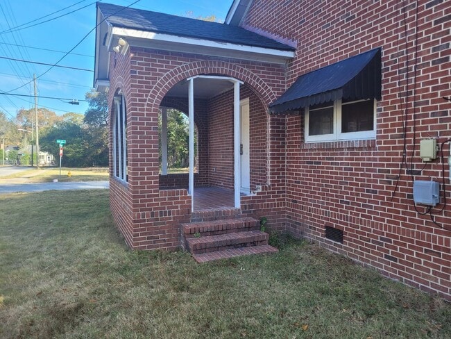 Building Photo - 2400 Bell St