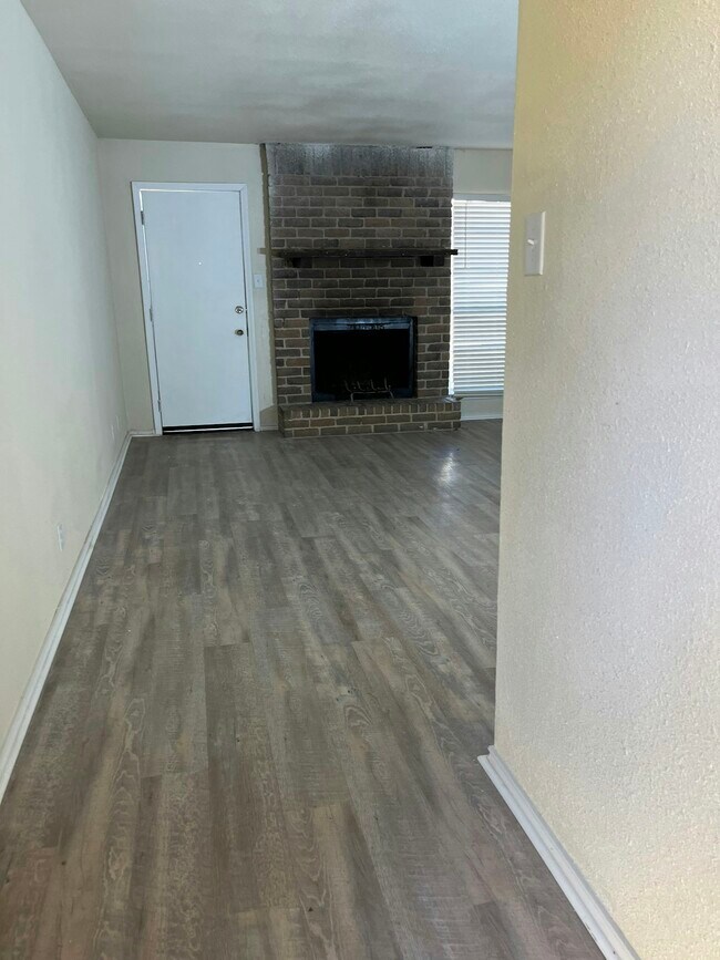Building Photo - 909 Betsy Ross Dr