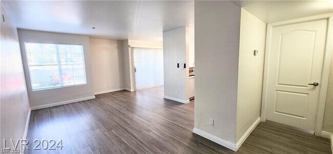 Building Photo - 2121 Blue Breeze Dr