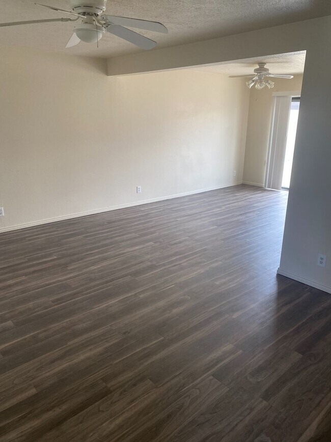 Building Photo - 3 bedroom 1 1/2 bathroom townhome, Great l...