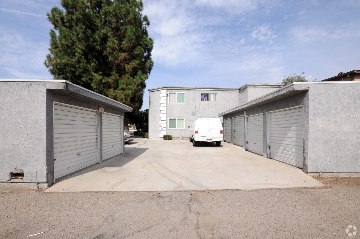 Building Photo - 3460 Cedar Ave
