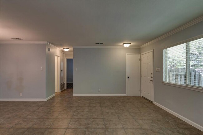 Building Photo - 800 Osage Dr