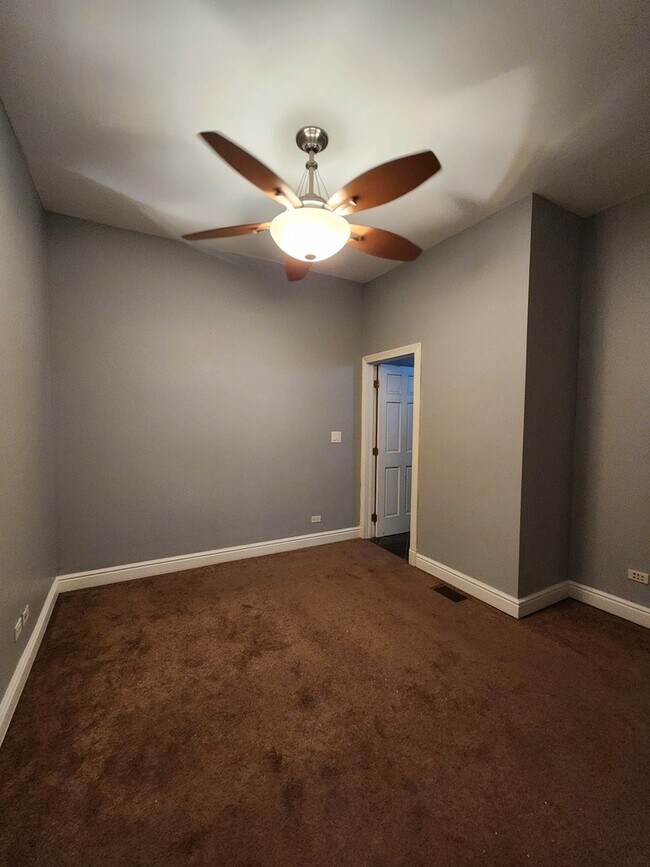 Building Photo - 929 W 18th Pl