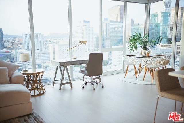 Foto del edificio - 1050 S Grand Ave