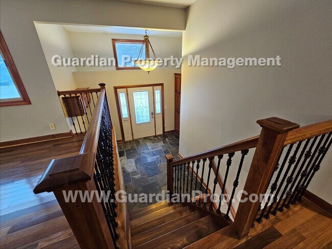 Foto del edificio - Updated Plymouth Single Family Home, 2 Car Garage, Large fenced Yard, Gas Fireplace