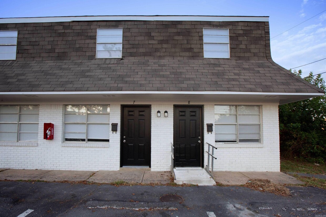 Primary Photo - 3017 Parkway Dr