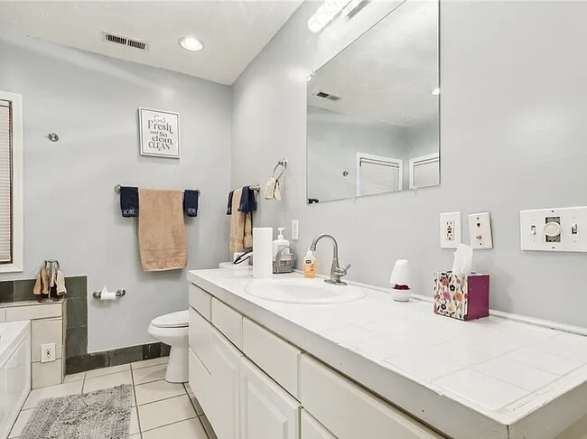 Building Photo - 1674 Colonial Dr