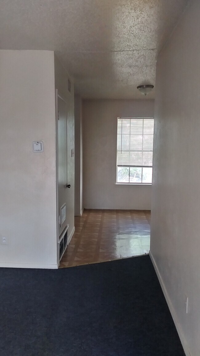 Foto del edificio - 2424 N Willis St