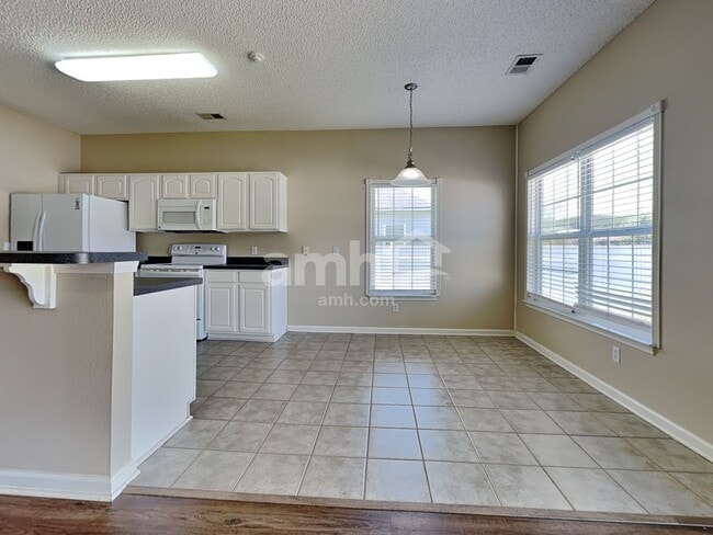 Building Photo - 525 Amsonia Cir
