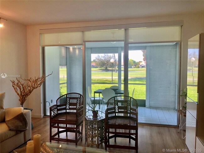 Foto del edificio - 3960 Oaks Clubhouse Dr