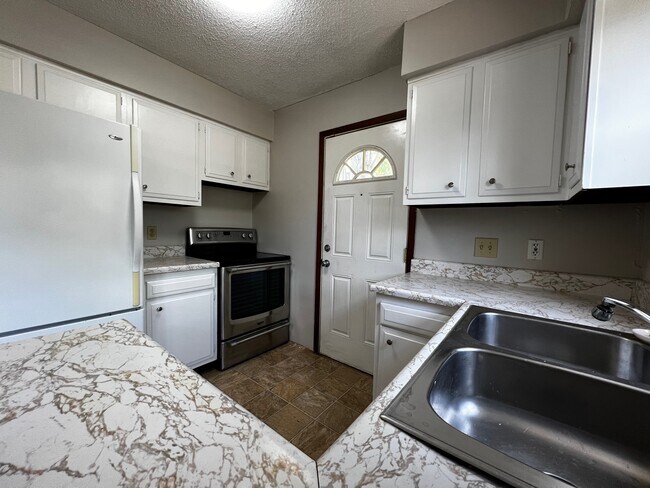 Building Photo - 1328 Delta Dr