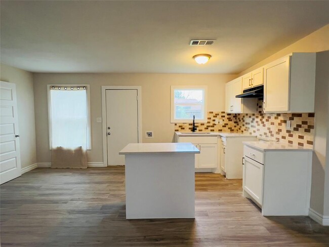 Foto del edificio - 5415 Ridgeway Dr