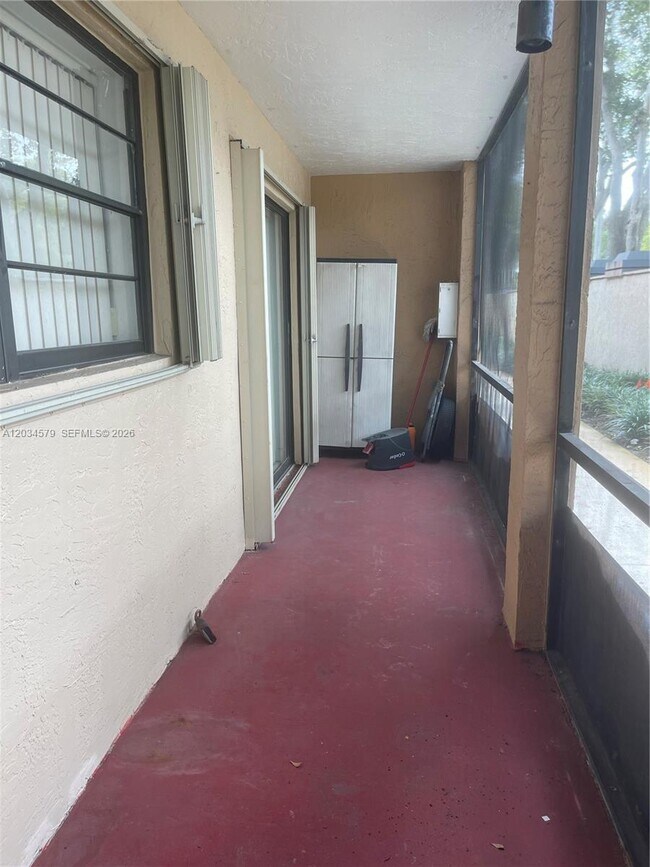 Foto del edificio - 18230 Mediterranean Blvd
