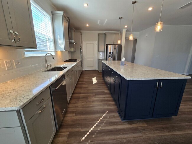 Foto del edificio - 3 BR/2BA | Newly Renovated Single Family Home | 2-Car Garage Parking | Large backyard| In Carolin...