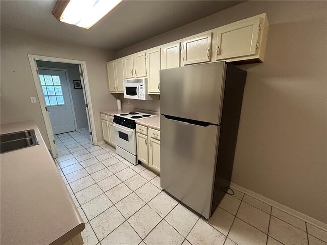 Building Photo - 603 E Sandy Ln