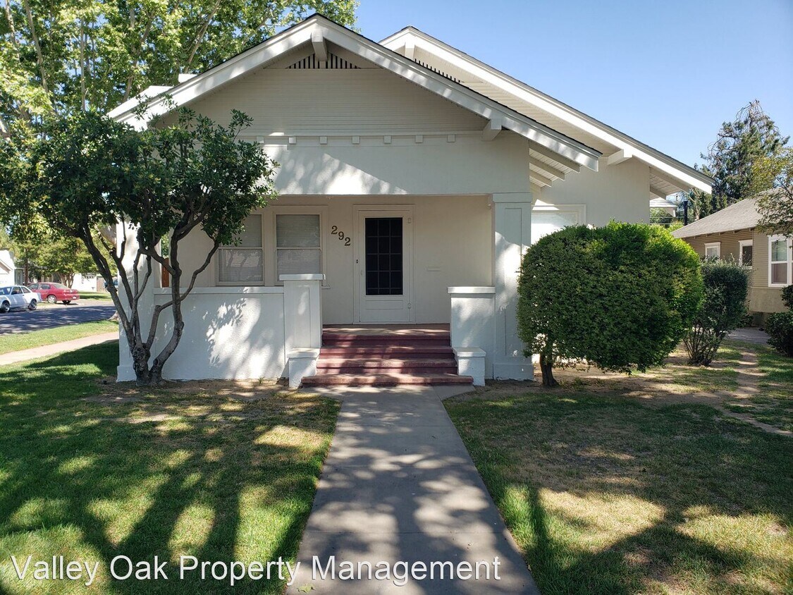 Foto principal - 3 br, 1 bath House - 292 N Minaret Ave