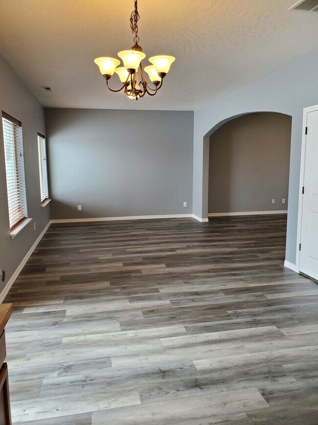 Building Photo - Beautiful 4 bedroom 3 bath home in the Lan...
