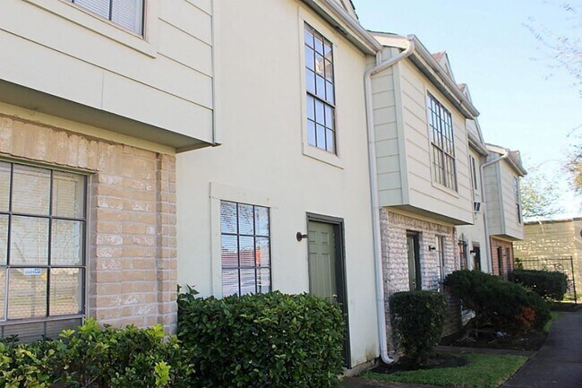 Building Photo - 8705 Victorian Village Dr