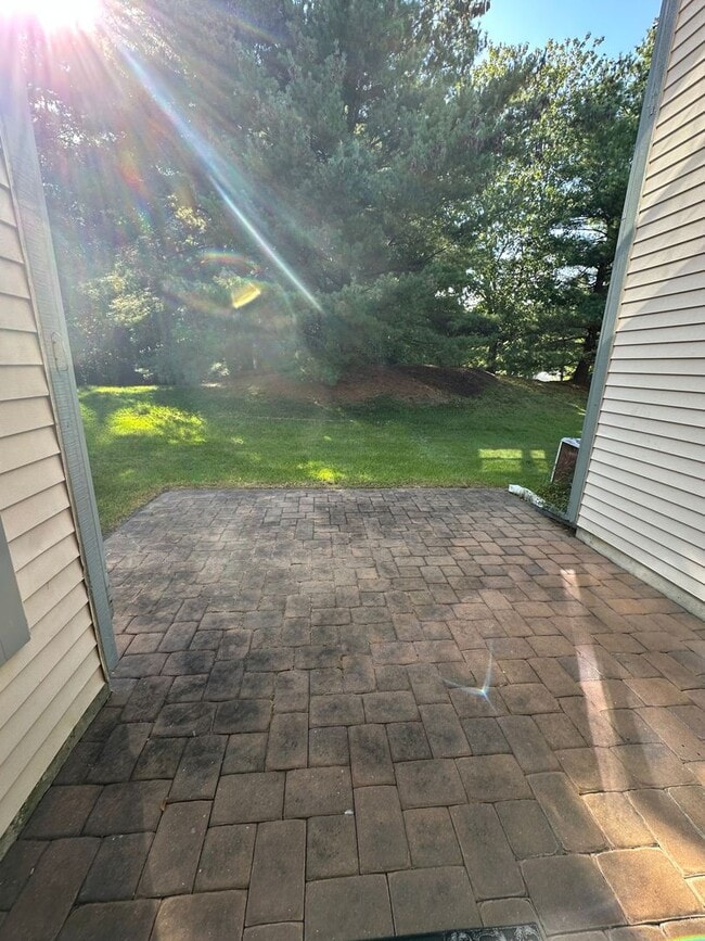 Building Photo - 3BR/2.5BA Townhome with garage