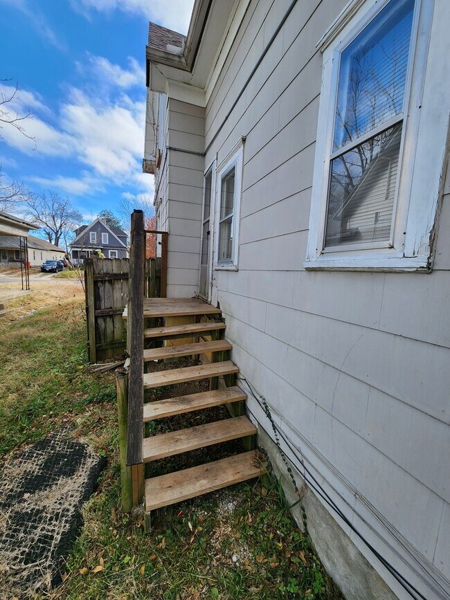 Building Photo - Spacious 2-Bedroom, 1-Bathroom Home AVAILABLE NOW!!