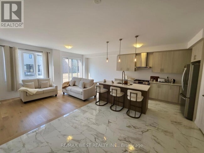 Building Photo - 889 Douro St