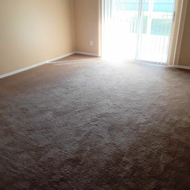 Building Photo - Spacious 4 bedrooms 2.5 baths single-famil...