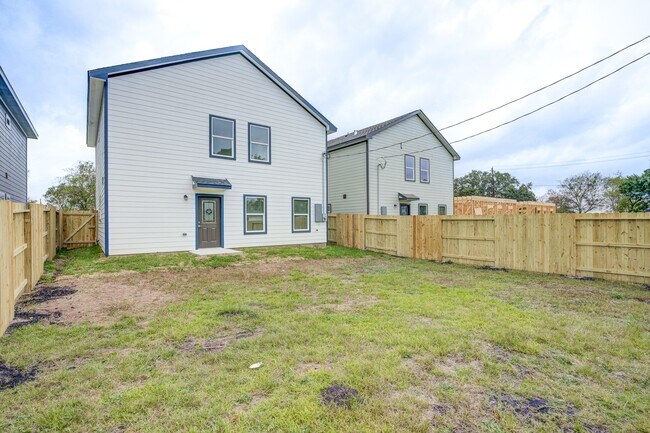 Building Photo - 410 N 4th St