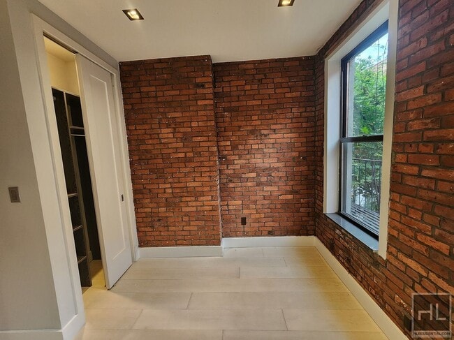Building Photo - Tenth Avenue