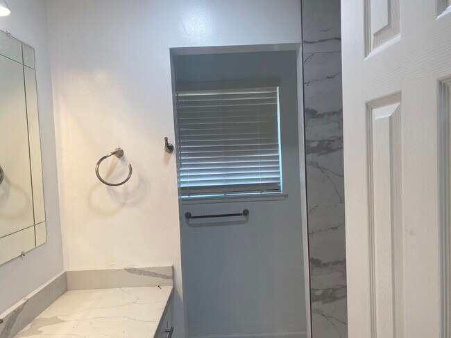 Foto del edificio - 5557 Roundtree Terrace