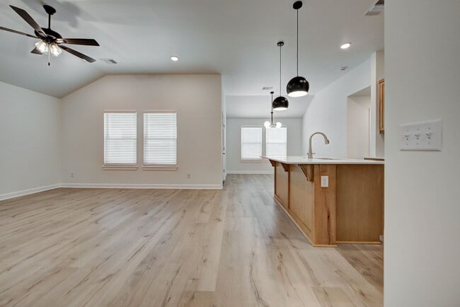 Building Photo - 20150 Park Ln