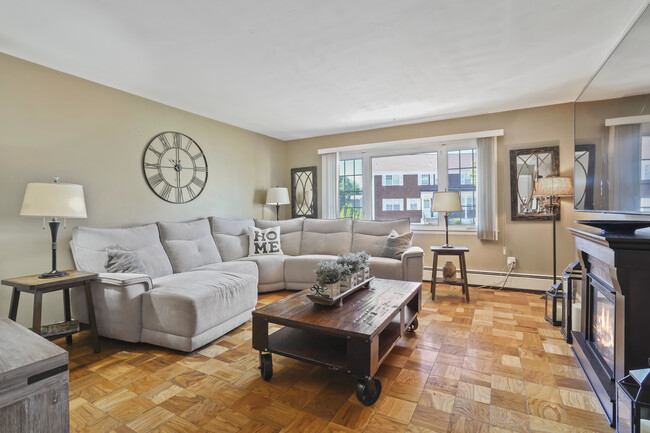 Living Room Has Lots Of Natural Light! - 7 Harris Lane