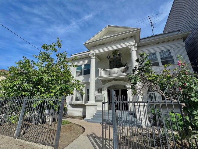 Building Photo - 932 Albany St