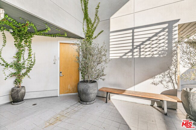 Foto del edificio - 2000 Beachwood Dr