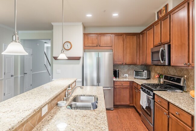 Building Photo - Beautiful 3-Bed, 2.5 Bath Townhome Availab...