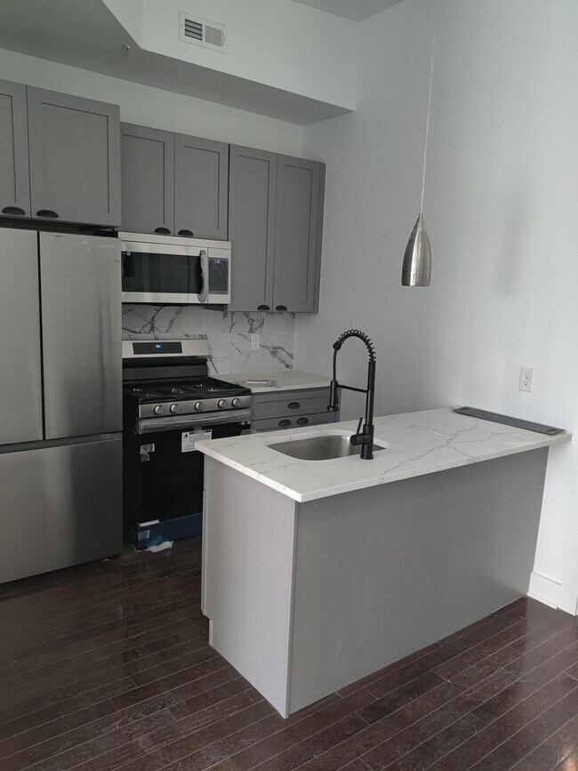 Building Photo - 628 Diamond St