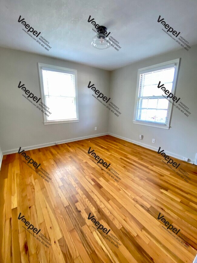 Building Photo - 2 Bedroom 1 Bath Remodeled Brookside Duplex