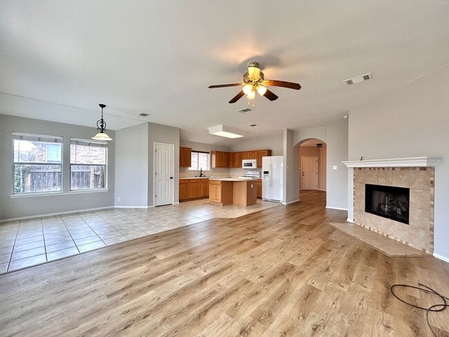 Foto del edificio - Move-In Ready 3/BR 2/BA Home Featuring Fireplace, Garage & Private Yard