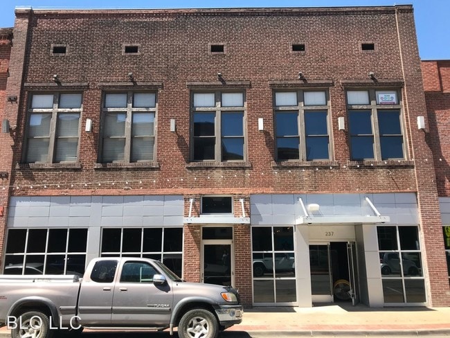 Building Photo - 237 S Main St