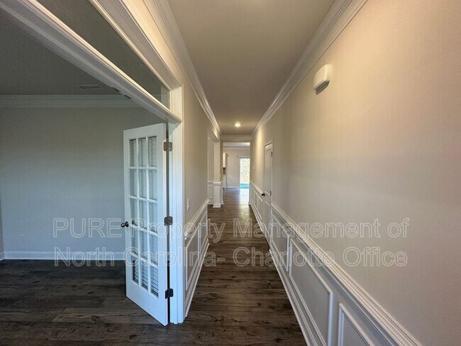 Building Photo - 6021 Whitechapel Ct