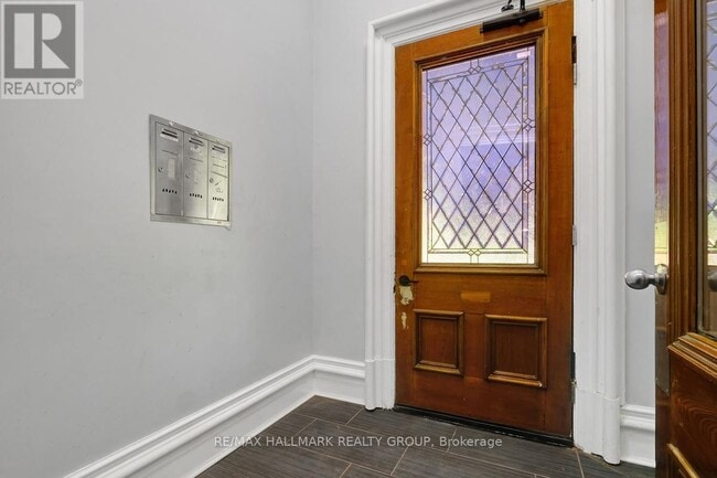 Building Photo - 460-460 Rue Wilbrod St