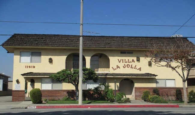Building Photo - Villa La Jolla