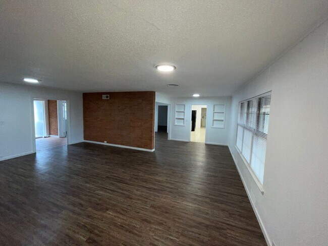 Foto del edificio - NOW PRE-LEASING! 5 BED/3 BATH CENTRAL LUBBOCK HOME